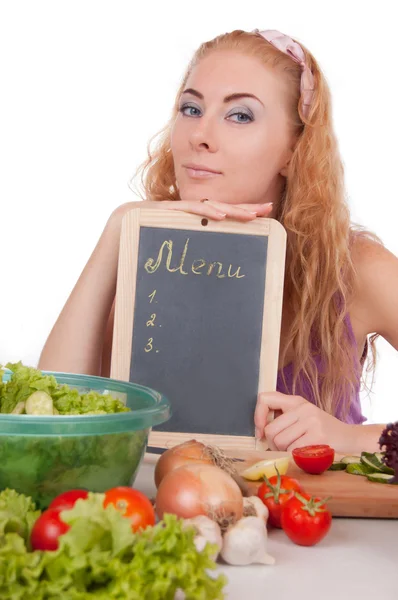 Mujer con tablero del menú y verduras — Stockfoto