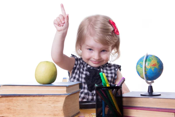 Menina em sala de aula levantando o dedo — Fotografia de Stock