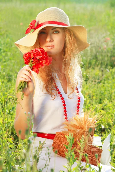 Vrouw in hoed met poppy boeket — Stockfoto