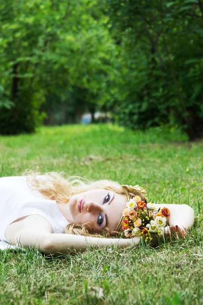 Romantik kadın çimlerde uzanmış — Stok fotoğraf