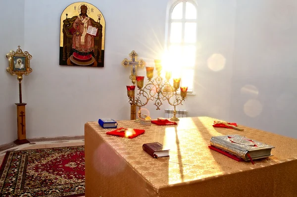 Der Altar wird vom Morgensonnenlicht des Dorfes Dubki im Gebiet Saratow erleuchtet — Stockfoto