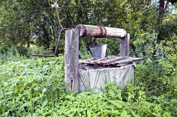 Velho poço de água rural — Fotografia de Stock