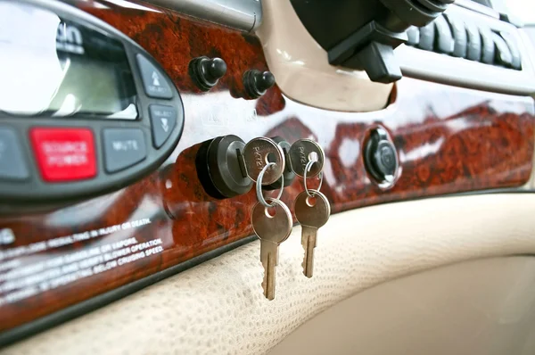 Painel de controle, e as chaves para um iate caro . — Fotografia de Stock