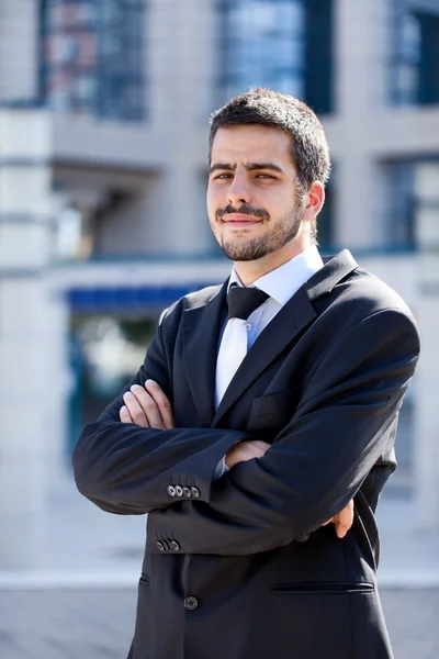 Knappe jonge zakenman, buiten glimlachen — Stockfoto