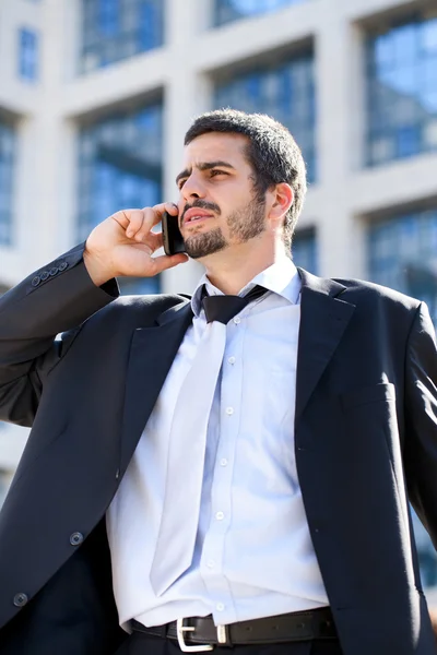 Młody biznesmen przy użyciu telefonu — Zdjęcie stockowe