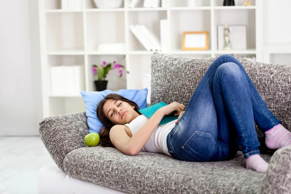 Красивая девочка-подросток спит на диване — стоковое фото