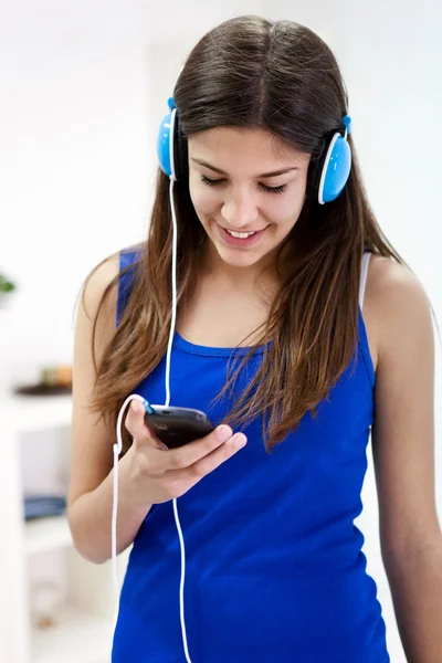 Ragazza adolescente ascoltare musica — Foto Stock