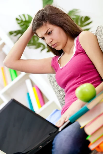 Naštvaná holka učení doma — Stock fotografie