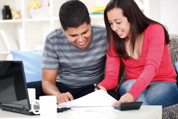 Couple calculating in the living room — Stock Photo, Image
