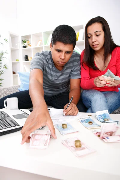 Jeune couple payer des factures . — Photo