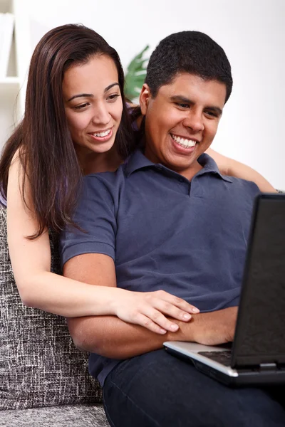 Çift dizüstü bilgisayar kullanıyor ve gülümsüyor. — Stok fotoğraf