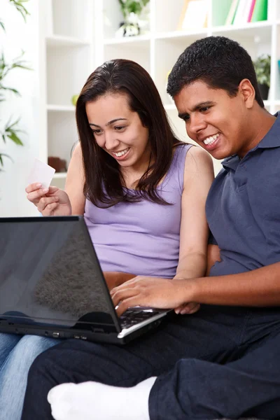Giovane coppia di acquisto su internet — Foto Stock