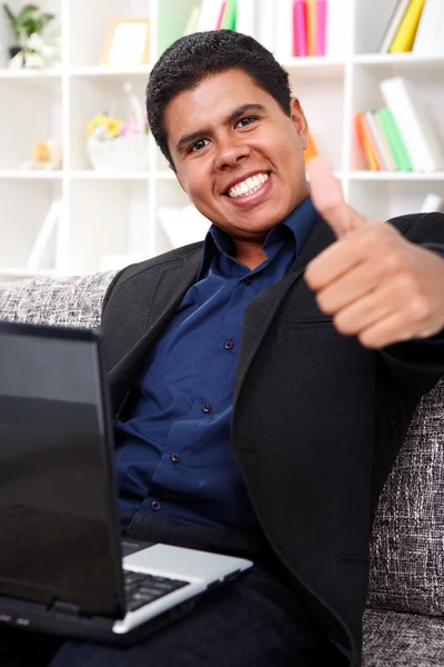 Успех бизнесмен работает на ноутбуке — стоковое фото