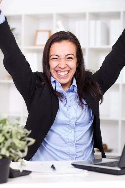 Businesswoman showing her victory — Stock Photo, Image