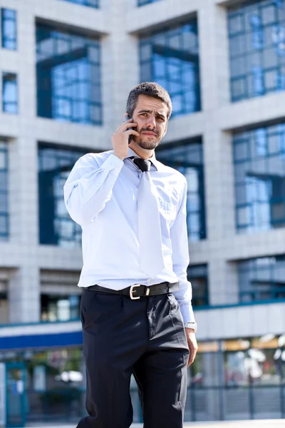 Красивий бізнесмен розмовляє на мобільному — стокове фото