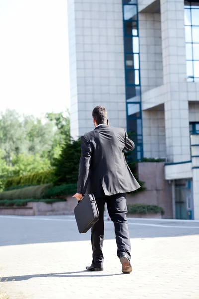 Homem de negócios saindo depois de um dia de trabalho — Fotografia de Stock