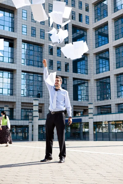 Jonge zakenman zijn papieren weg te gooien — Stockfoto
