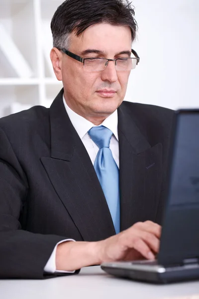 Uomo d'affari sta lavorando su laptop — Foto Stock