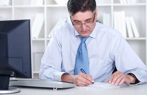 Senior businessman working in office — Stock Photo, Image