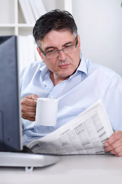 Affärsman tar paus i office — Stockfoto