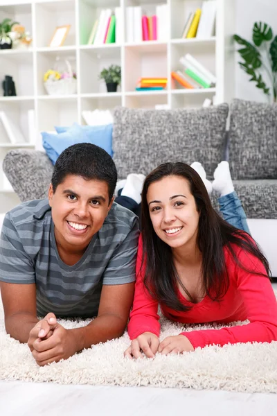 Giovane coppia felice a casa — Foto Stock