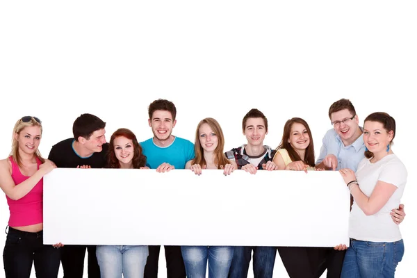 Groupe d'amis debout ensemble avec panneau d'affichage blanc — Photo