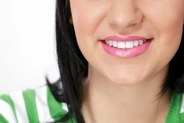 Молодая женщина с красивыми зубами — стоковое фото