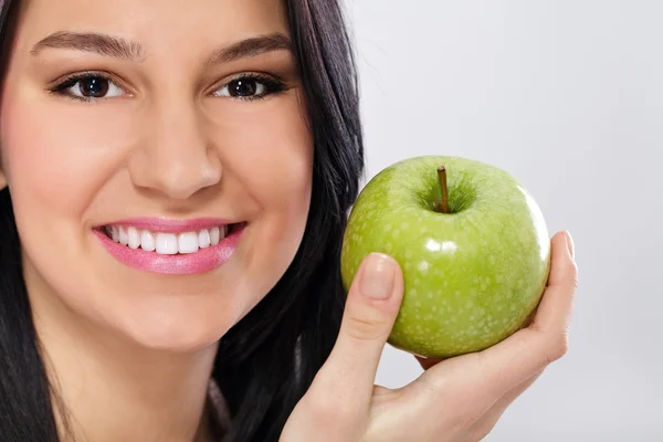 Unga leende kvinna med äpple — Stockfoto