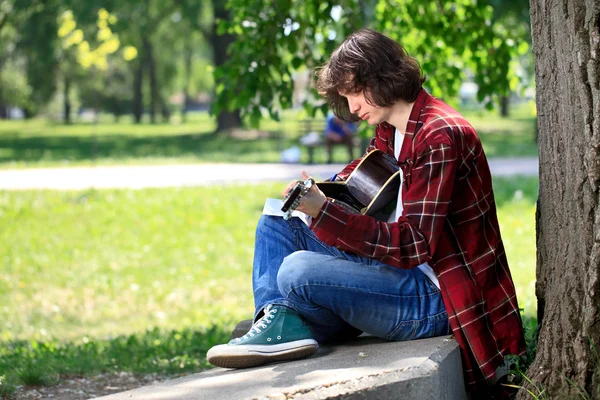Guy is learning to play guitar — Stock Photo, Image