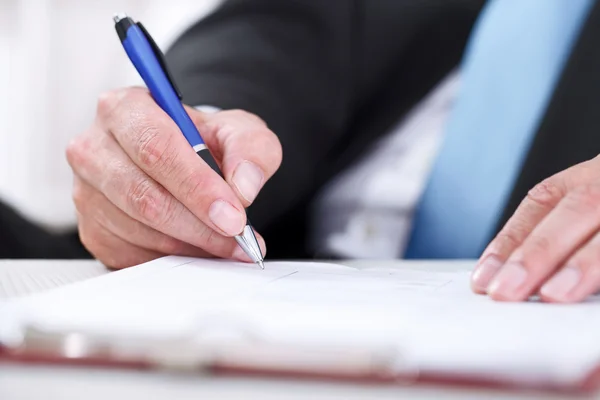 Close-up van zakenman ondertekenen van een contract. — Stockfoto