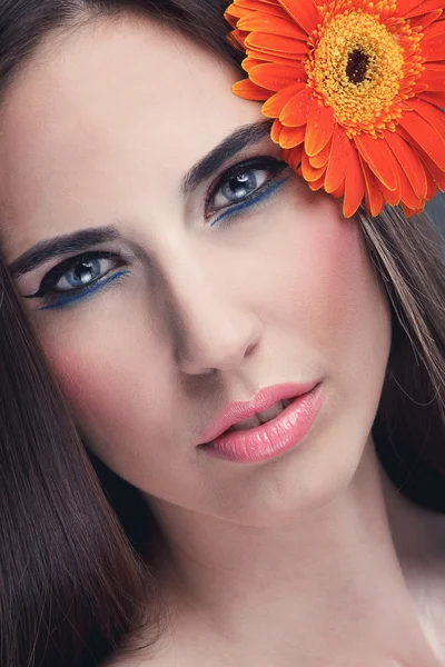 Sinnliche junge Frau mit Make-up — Stockfoto