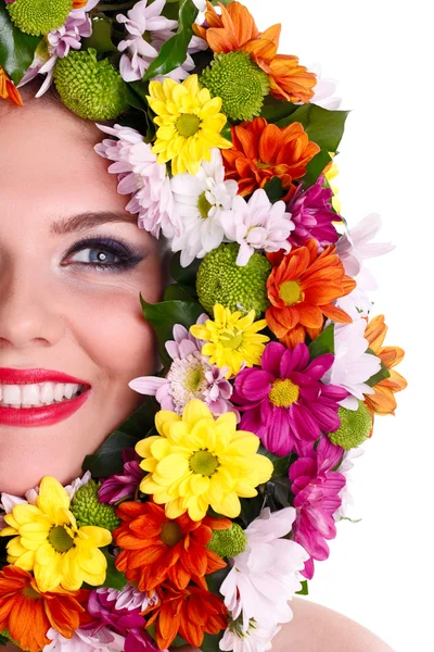 Γυναίκα πρόσωπο στο λουλούδι στεφάνι — Φωτογραφία Αρχείου