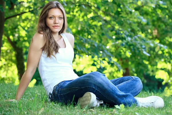 在公园中放松的女孩 — 图库照片