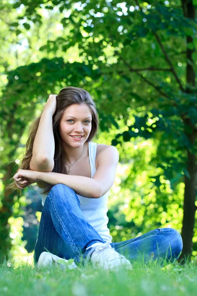 Jeune femme détente en plein air — Photo