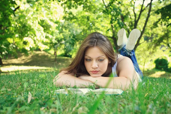 Jeune femme lisant dans la nature — Photo