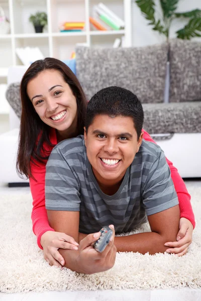 Sorridente coppia guardando la tv — Foto Stock
