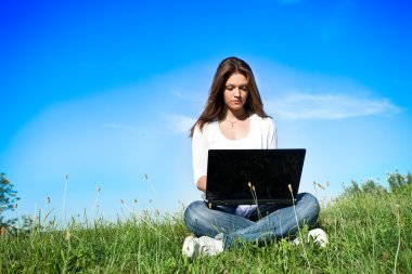 laptop çayırda kadınla