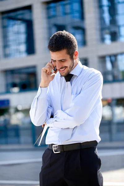 Usmívající se podnikatel mluví na mobilním telefonu. — Stock fotografie