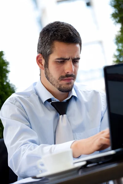 Uomo d'affari digitando sul computer portatile — Foto Stock