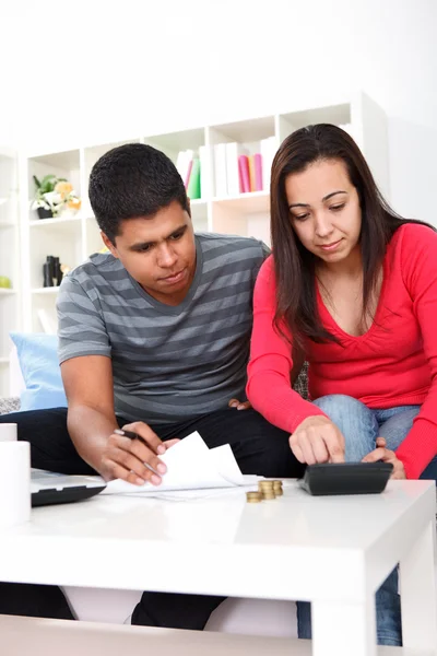 Młoda para obliczania swoje rachunki domowe — Zdjęcie stockowe