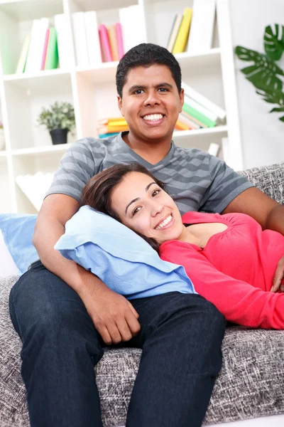 Lyckliga unga par avkopplande på sängen — Stockfoto