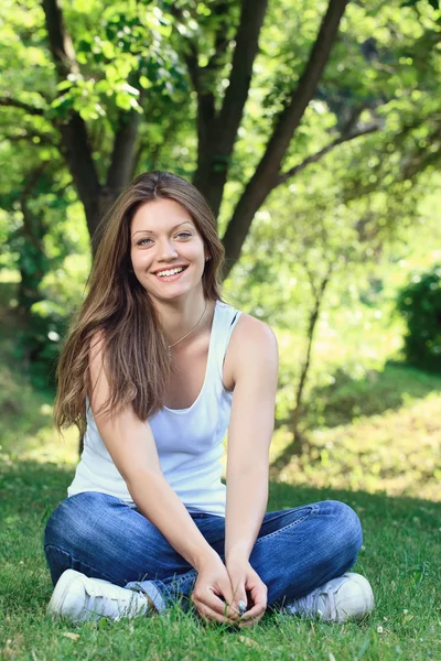 Усміхнена дівчина в парку — стокове фото