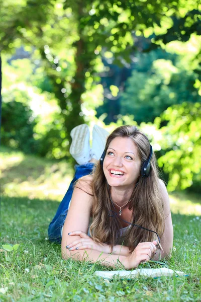 Woman on grass in park reading — Stock Photo, Image