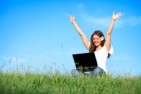 Ευτυχία γυναίκα που εργάζεται με laptop, εξωτερική — Φωτογραφία Αρχείου