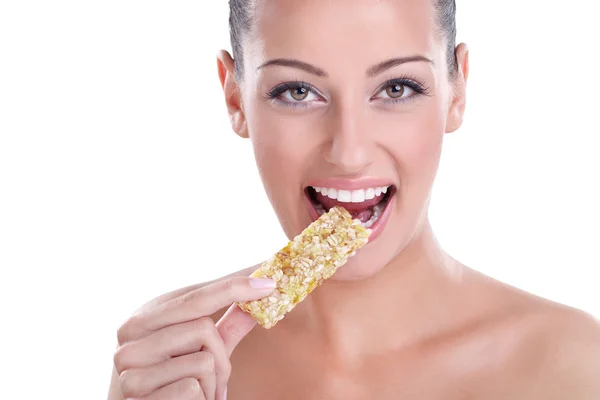 Donna che mangia snack bar muesli — Foto Stock