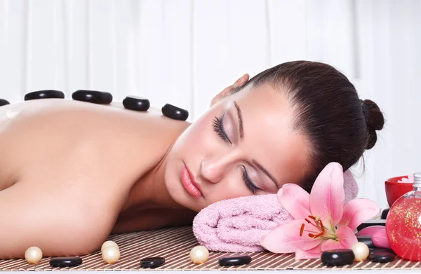 Mulher relaxada recebendo tratamento de spa — Fotografia de Stock