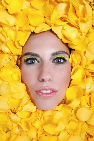 Güzel kadının yüzü ve gül yaprakları — Stok fotoğraf
