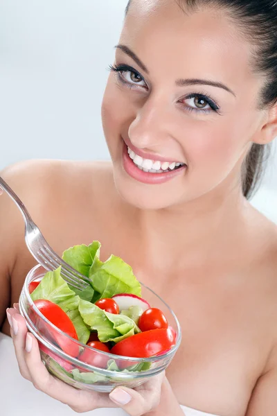Mujer en disfruta de comer una ensalada —  Fotos de Stock