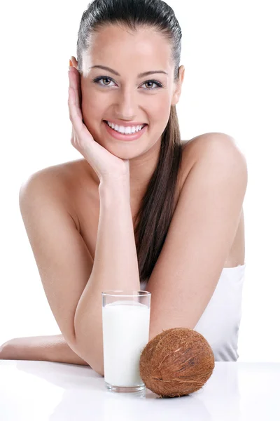 Flicka med kokosmjölk — Stockfoto