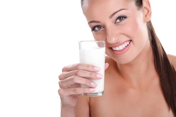 Счастливая и улыбающаяся красивая молодая женщина со стеклянным молоком . — стоковое фото